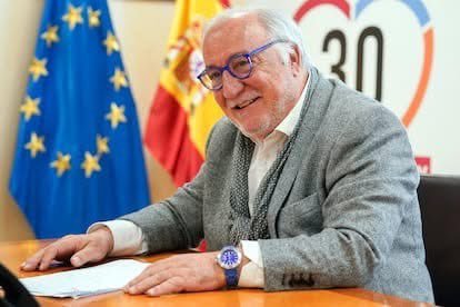voxsincomplejo's tweet photo. Te multan por todo, pero no arreglan nada.
La DGT recauda como nunca mientras España se cae a baches. Nunca fue por nuestra seguridad, es por su negocio. https://t.co/te5PWkbtIM
