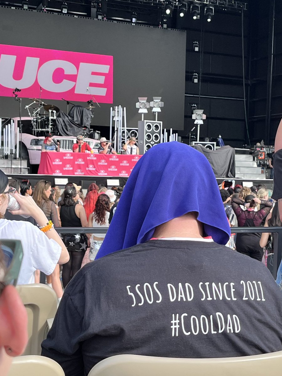 reverbintherain's tweet photo. saw this yesterday in soundcheck #cooldad @5sos https://t.co/99eVnPF2eA