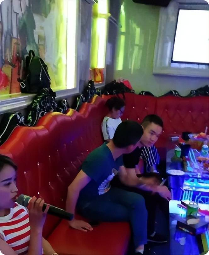 c_danaguel's tweet photo. Night’s just getting started—hit the KTV with your crew, sing off-key like no one’s listening, and make those unforgettable voice-messy, laugh-till-you-cry vibes! https://t.co/Q1XsADul7k