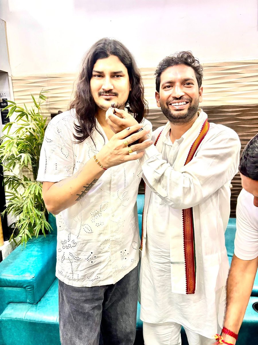 sainisanjay080's tweet photo. आज हमारे भाई अमित सैनी रोहतकिया को जन्मदिन की बहुत-बहुत बधाई और शुभकमनाएं भगवान से उनकी लंबी उमर की प्रार्थना करता हूं ,आपके जन्मदिन पर बहादुरगढ़ मण्डल अध्यक्ष संजय सैनी और मण्डल टीम घर पहुंचकर गुलदस्ता फूल माला से स्वागत किया!  केक काटकर बड़े भाई अमित सैनी रोहतकिया जन्मदिनमनाया https://t.co/lygoFBM1rh