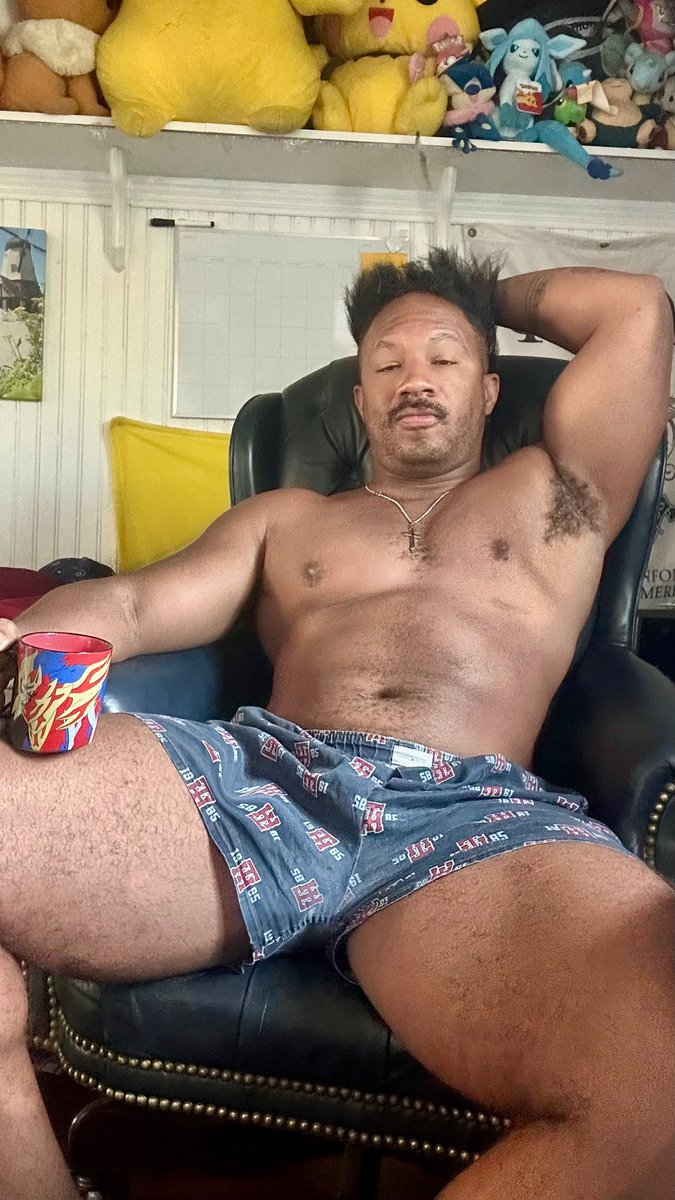 DarkVictoryBC's tweet photo. Mansplaining my Manspread on a Monday https://t.co/3V03SZH6Bc