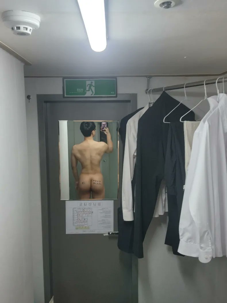 rega154668's tweet photo. ㅅㅌ에 고시원 호실 몇호인지 깟더니.. 몇분 뒤에 도착했다며 노크 하는거임.. 문 열었더니 뚱탑 분 오셔서 엉덩이에 자지 부비부비 하고 가심.. 좁아서 장소에 델꼬갈거 아니면, 들어오지 말라니까... 그래도 방문 노크하는건 개꼴려서 좋았음ㅎㅎ
 #바텀 #엉덩이 https://t.co/kV2IVDsNjk