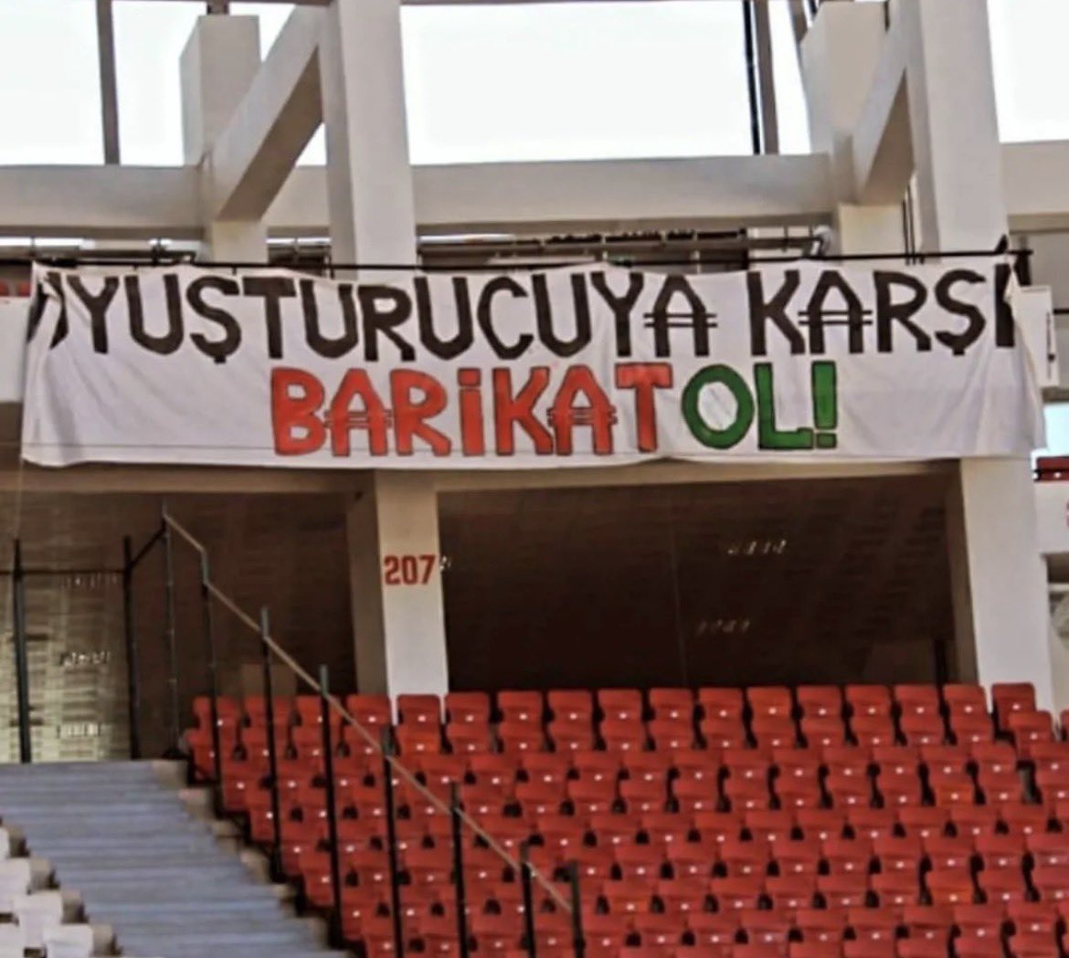 ToplumsalMht104's tweet photo. Uyuşturucuya karşı mücadele edenlere tutuklama! 

Amedspor Barikat taraftar grubu yaptığı açıklamada 3 arkadaşlarının tutuklandığını duyurdu. 

Amed’de uyuşturucuya karşı mahallelerde başlatılan nöbet eylemlerine katıldıkları gerekçesiyle dün sabah saatlerinde ev baskınları ile gözaltına alınan Hejar Başer, Mazlum Doğan Sarıkaya ve Furkan Koç bugün çıkarıldıkları mahkemece tutuklandılar.