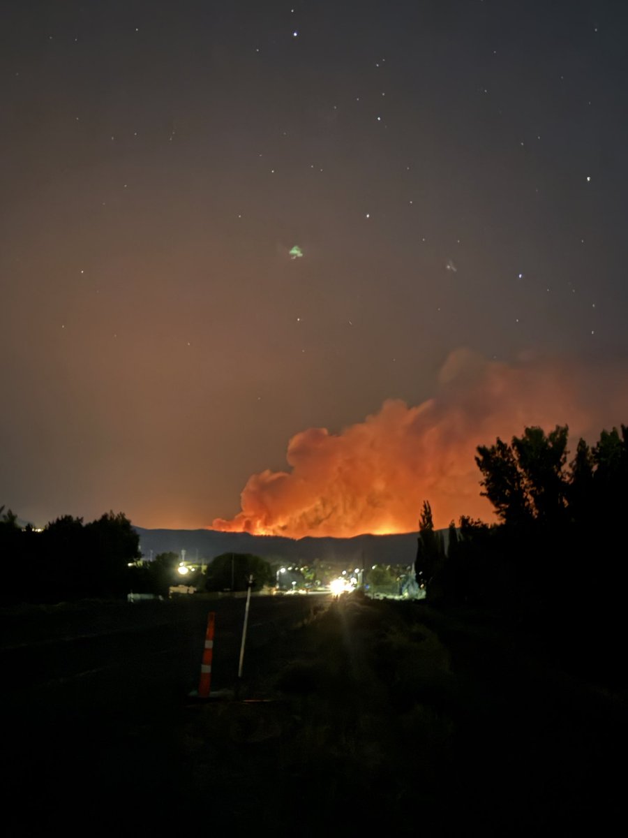 RPurciel's tweet photo. Shot of the #BugFire and/or #FredMtnFire last night, one or two valleys over. https://t.co/UlStt6SBbx