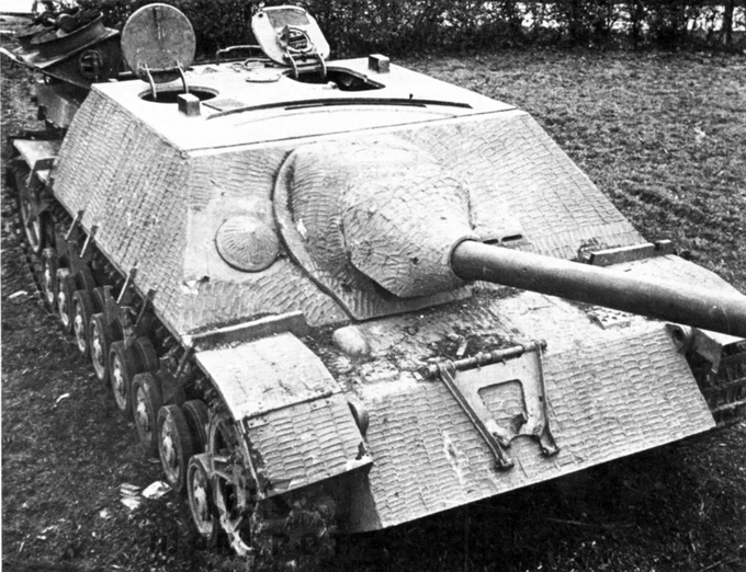 Tank_Archives's tweet photo. The front of the Panzer IV/70 was overloaded, which reflected on its reliability. A proposal to thin the front armour from 80 mm to 60 mm in order to reduce the weight was made #OTD in 1944. Even though it was approved, the change was never implemented. #tanks #history #WW2 #WWII https://t.co/UR4IXV97Iu