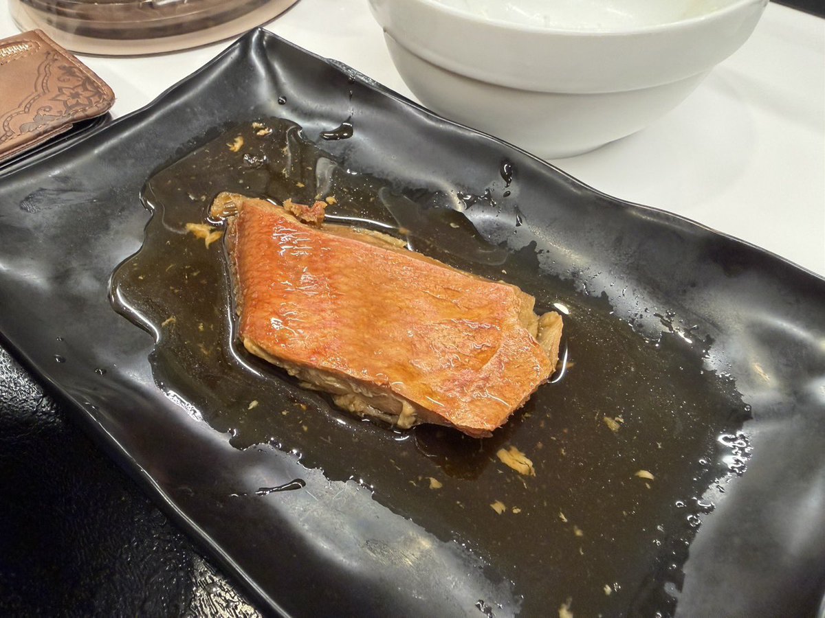 pj3om's tweet photo. 深夜だもんで、吉野家で私はキンメの煮付けをみぃく氏はステーキ🥩を食べて来た🤣
普通に美味しかったから良かったよん‼️
私もみぃく氏と同じものにすれば良かった🤣
周りもみぃく氏と同じステーキの人が多かった https://t.co/DNW3wGfQFX