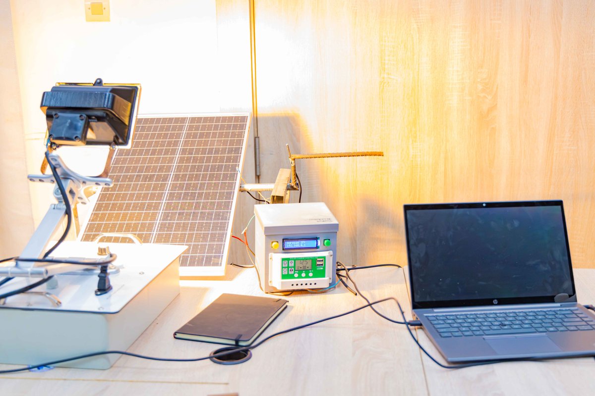 PnudTogo's tweet photo. Suivre ses panneaux solaires en temps réel depuis son téléphone, c'est le système développé par nos apprenants âgés de 15 à 18 ans☀️📱. https://t.co/dAdb2HuJzm