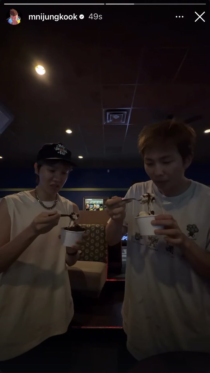 tetebearvv's tweet photo. and jungkook here https://t.co/jN201RJsMx