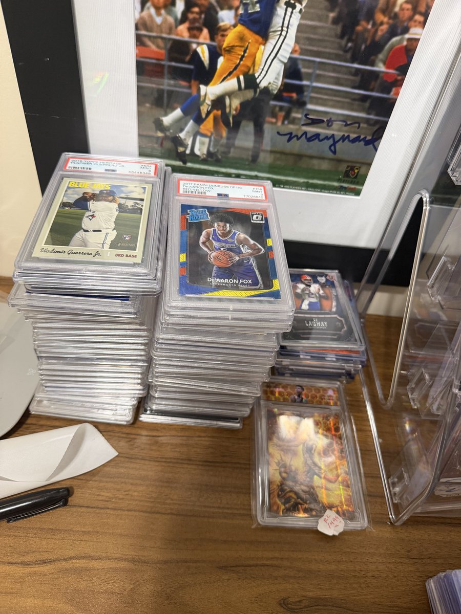 LennysLots's tweet photo. @thelafleurboys @ecoroyl Autos, very low numbered (1/1s and a lot of less than /100), jersey cards, SP’s, bats, Rookie Cards, case hits and anything you can think of

https://t.co/rIFPSa8GoT https://t.co/XtDWb1Be10