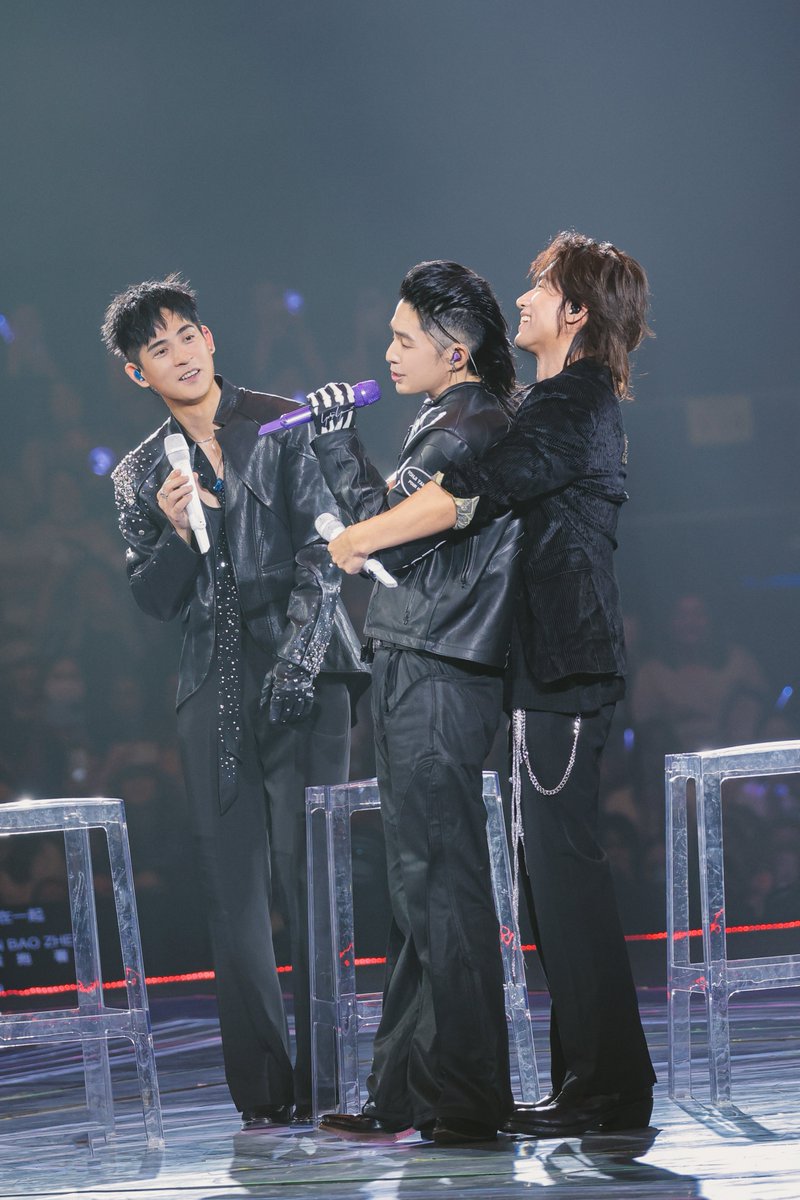 StarENews's tweet photo. คุ้มค่าสมการรอคอย! F✦FOREVER จัดเต็มความสนุกให้แฟนไทยหายคิดถึง กับโชว์สุดซึ้ง โปรดักชันสุดอลังการในคอนเสิร์ต F✦FOREVER 1st World Tour in Bangkok
อ่านต่อ https://t.co/RXXrSARJDN

#FFOREVER  #FFOREVER1stWorldTour #FFOREVER1stWorldTourBKK #LiveNationTero 
#StarEnews https://t.co/k1N6RgV1Bi