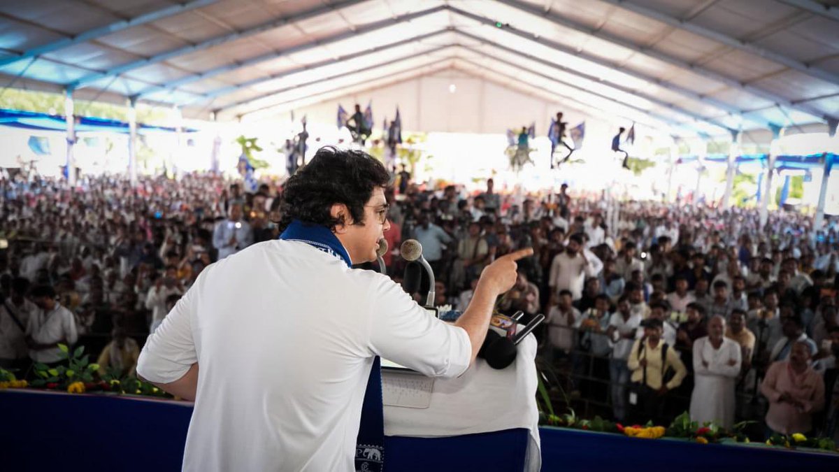 AnandAkash_BSP's tweet photo. आज हाथरस के सादाबाद विधानसभा में डॉ. अविन शर्मा जी के समर्थन में बीएसपी के समर्पित कार्यकर्ताओं के बीच आदरणीय बहन कु. मायावती जी का संदेश लेकर पहुंचा।

आदरणीय बहन जी को पांचवीं बार मुख्यमंत्री बनाने के संकल्प के साथ जुटे सभी बीएसपी कार्यकर्ताओं का हृदय से आभार।

फिर वापस लाना है शासन, प्रशासन, अनुशासन

जय भीम, जय भारत