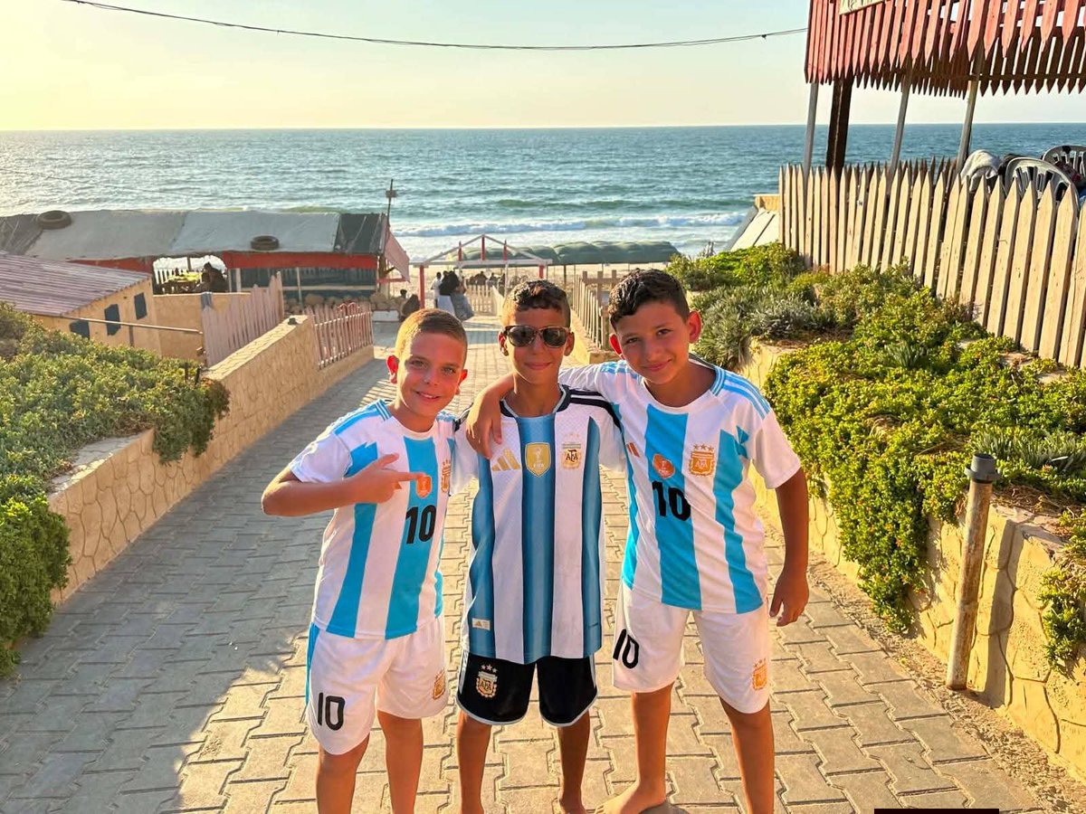 PGabRomanelli's tweet photo. Desde la Iglesia de la Sagrada Familia organizamos por segunda vez una jornada recreativa para nuestras familias en la cafetería «Venecia», junto al mar de Gaza.

Fue una jornada muy especial, llena de alegría, fraternidad y unidad. Pudimos disfrutar de un tiempo de encuentro y descanso gracias al apoyo del Patriarcado Latino de Jerusalén y de todos los benefactores que hicieron posible esta jornada, colaborando con el transporte, la reserva del lugar y pequeños obsequios que alegraron el corazón de todos los presentes.

Concluimos este día especial con un momento de bingo, que llenó el lugar de risas, alegría y hermosos momentos compartidos.

A pesar del dolor, seguimos adelante. Seguimos compartiendo, seguimos sonriendo y, sobre todo, seguimos sembrando esperanza.