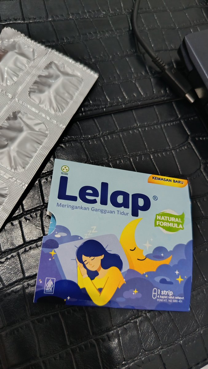 ratulangism's tweet photo. Alur sharusnya: insomnia akut --> minum obat tidur. 

Alur yg kujalani: 
1. insomnia akut --> les B.Jepang agar cpat lelah. 
2. insomnia akut --> les B.Jepang+B. Inggris  agar cpat lelah. 
 GAGAL! 
Akhirnya:
insomnia akut -->les B. Jepang+B. Inggris+minum obat tidur (BERHASIL) 🤣 https://t.co/gtJWdqOOfJ
