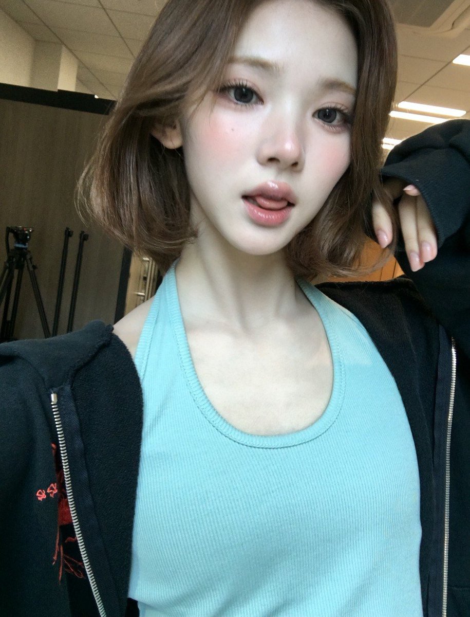 jiwoochoo's tweet photo. soft rosy cheeks and short brown hair bouncing around. i’m so real for pulling off this light mint shade like it’s my personal trademark color. she looks like a little fairy taking quick mirror selfies during a busy day, just soft and adorable. https://t.co/0qOvcUGUAB