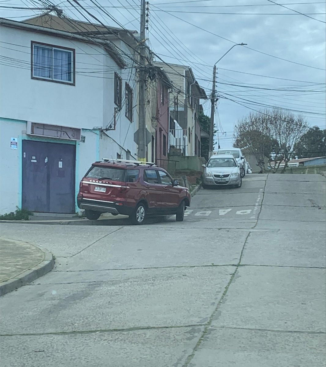 vinadenuncia's tweet photo. Es necesario que @vinadelmar de un mensaje que el orden es para todos por igual ! #santaines #cerros https://t.co/54VEIpqL7T