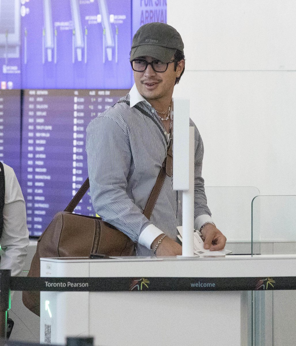21metgala's tweet photo. Hudson Williams is spotted at the airport flying out of Toronto. https://t.co/jp2DNurQOJ
