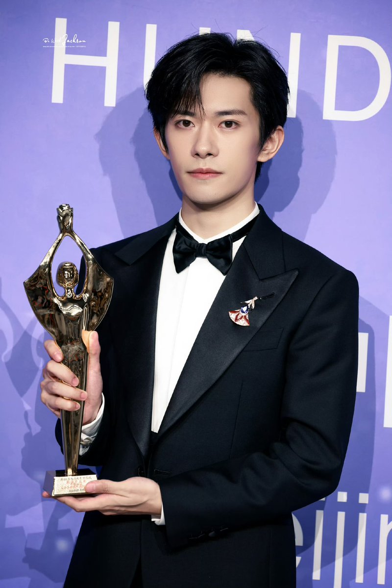 thejacksonyee_'s tweet photo. You’re looking at the “Best Actor” winner of the night❤️🏆✨

#JacksonYee #易烊千玺 https://t.co/BqPJGBhiIS
