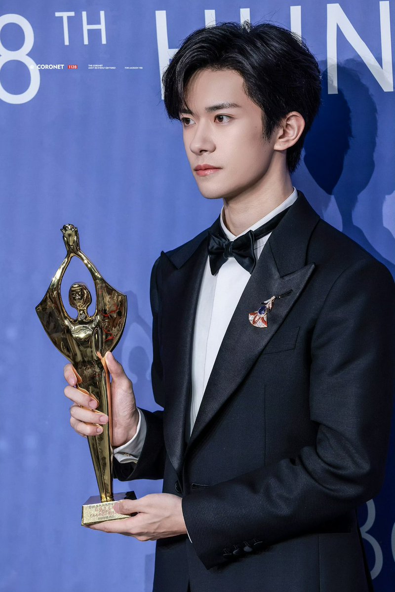 thejacksonyee_'s tweet photo. You’re looking at the “Best Actor” winner of the night❤️🏆✨

#JacksonYee #易烊千玺 https://t.co/BqPJGBhiIS