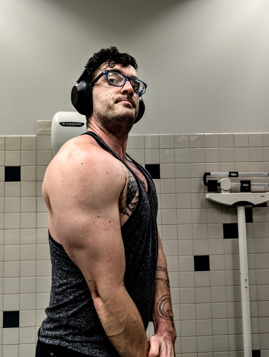 PupTemplar's tweet photo. 50 LBS SHOULDER PRESS REGAINED!!!! This is a huge milestone for me.  I'm so proud of myself.  I also worked up a hella sweat.  

Any good pups want to learn what success tastes like? 😈😈😈
#petplay #puppyplay #scent #musk #musclepup https://t.co/9TeaedYMBl