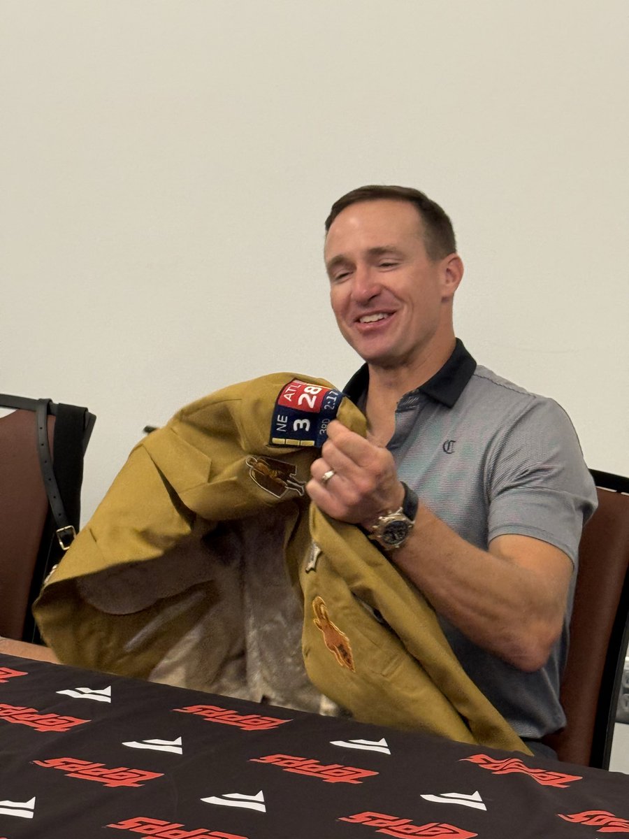 SeaOfCowards's tweet photo. For those who want to know if Drew Brees still enjoys the @Saints @AtlantaFalcons rivalry?  Yes, yes he does #28to3 https://t.co/RZjysyPRH6