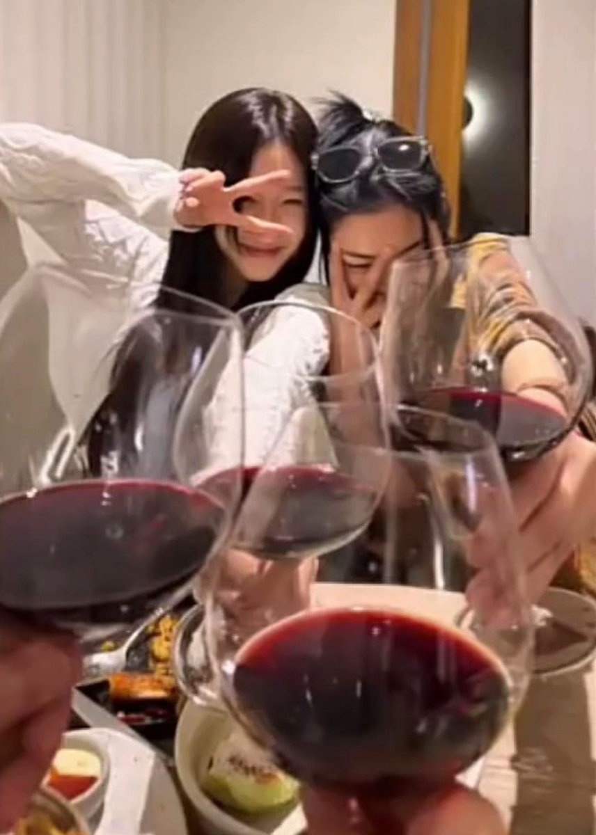 FayeAtomHuB's tweet photo. Noite super especial e cheia de amor! Faye Peraya e Atom jantando em família. Saúde! 🥂❤️

​🥂 Brinde em família  
​😋 Camarão com batatas
​👯‍♀️ Faye e Atom brindando
​🥩🍕 Mais delícias do jantar com steak e pizza

#FayePeraya #Atomparaya #FayeAtom #DinnerWithFamily #JantarEmFamília #FayePerayaFamily #Blessed 
@atomprys @malisorn00