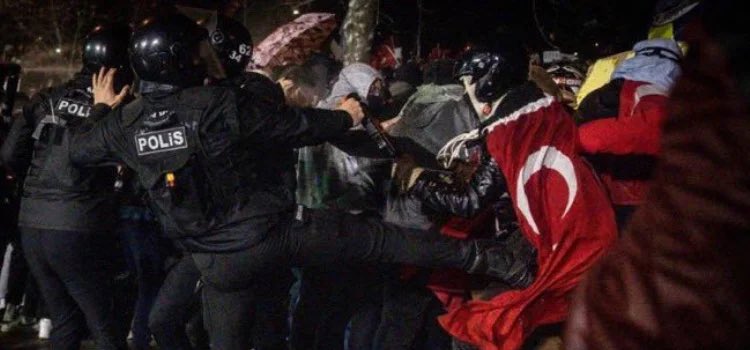 Xinustune3nokta's tweet photo. Bayrağımızı tekmelek zorunda olan polisleriniz… https://t.co/ew86lpnWip
