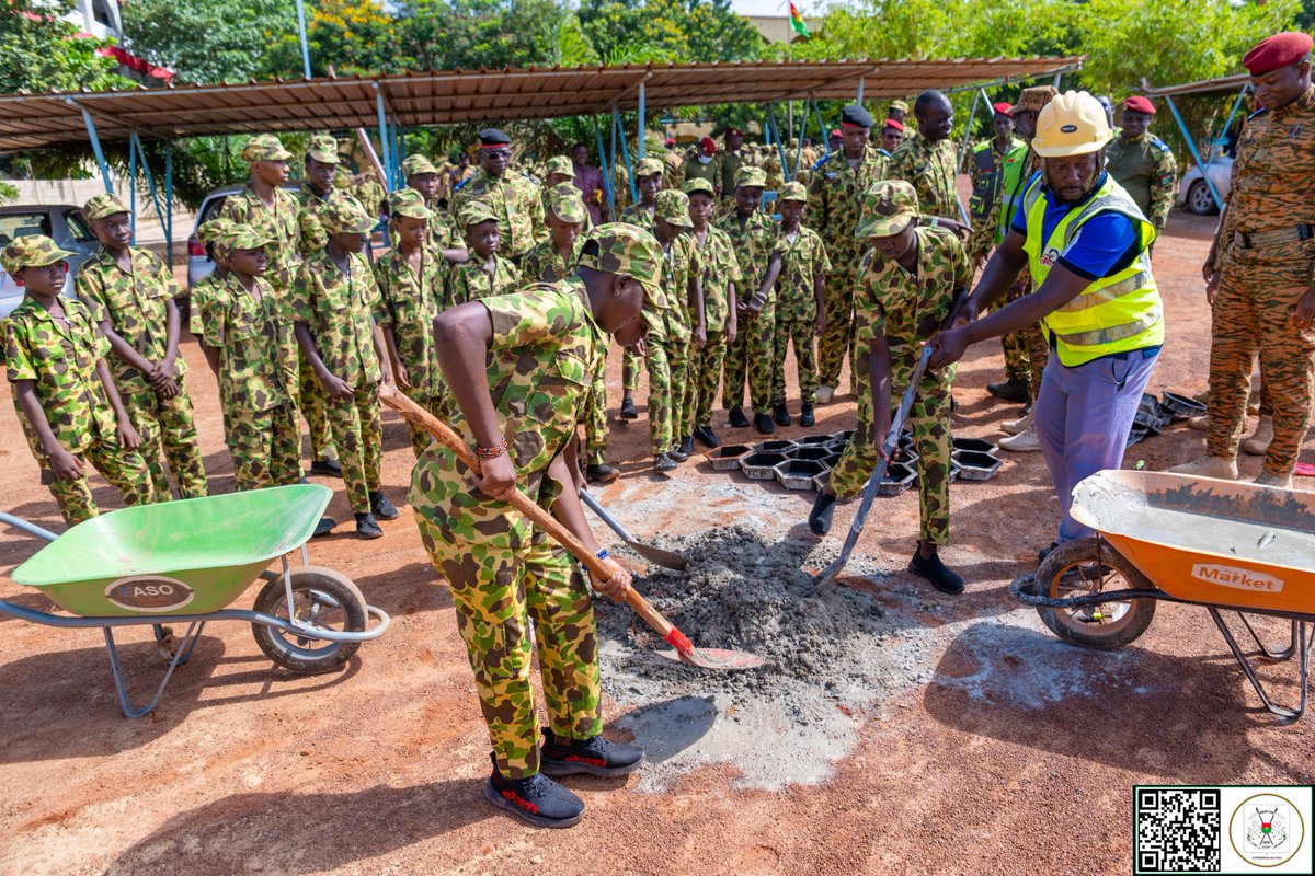 sigbf's tweet photo. CAMP VACANCES FASO MÊBO 2026                                                          3e Region Militaire : 1500 jeunes scolaires à l’école du patriotisme

(Ouagadougou, 10 août 2026). Le Camp Vacances Faso Mêbo 2026, dans la 3e région militaire, a officiellement été lancé ce lundi par le Commandant de la 3ᵉ région militaire, le Lieutenant-Colonel Armand Michel OUÉDRAOGO, par ailleurs parrain régional, en présence du Directeur général de l’Agence Faso Mêbo, le Commandant Zoodnoma Ahmed SAKANDÉ.

Avec son slogan « Je m’instruis et je participe à la construction de ma Nation. La Patrie ou la Mort, nous Vaincrons ! », cette initiative rassemble près de 1500 campeurs dans la capitale. Pendant dix jours, les jeunes scolaires seront formés à la discipline, au civisme et au patriotisme, afin de devenir des messagers des valeurs nationales.

« La construction de la Patrie n’a pas d’âge. Tout le monde est un acteur majeur et doit participer avec ses capacités », a rappelé le Lieutenant-Colonel Armand Michel OUÉDRAOGO, insistant sur la nécessité d’avoir une jeunesse consciente et engagée.

De son côté, le Directeur général de l’Agence Faso Mêbo, le Commandant SAKANDÉ a souligné la particularité de cette édition : « Nous allons conter aux campeurs l’histoire du Burkina Faso et l’histoire des Noirs, racontées par nous-mêmes. Ils verront qu’ils sont les descendants de grands Hommes et qu’ils doivent être fiers de leur identité ».

Organisé dans les six régions militaires du pays, le Camp Vacances Faso Mêbo 2026 entend insuffler aux jeunes générations les valeurs de la Révolution Progressiste Populaire. 

Direction de la communication de la Présidence du Faso