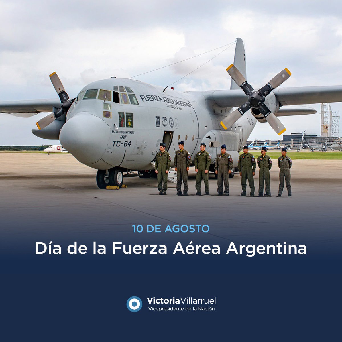 VickyVillarruel's tweet photo. La Argentina siempre miró al cielo con ambición de grandeza.

Desde los pioneros de la aviación hasta las generaciones de hombres y mujeres que integraron la Fuerza Aérea Argentina, existe la convicción de que una Nación soberana debe ser capaz de custodiar su espacio aéreo, desarrollar capacidades propias y formar profesionales a la altura de los desafíos de su tiempo.

En este Día de la Fuerza Aérea Argentina quiero reconocer a quienes eligieron una vocación exigente, que demanda estudio, preparación permanente y una gran responsabilidad. Volar un avión militar es asumir el compromiso de servir a nuestro país desde uno de los ámbitos más complejos de la defensa nacional.

Los argentinos conocemos especialmente el valor de esta fuerza. En 1982, durante la Guerra de Malvinas, sus aviadores escribieron una de las páginas más admiradas de la historia. Con medios limitados y frente a una de las flotas más poderosas del mundo, demostraron una capacidad y una determinación que aún hoy son reconocidas internacionalmente.

Aquellos vuelos sobre el Atlántico Sur fueron la expresión de una generación de argentinos que entendió que el amor por la Patria exige coraje y sentido del deber.

Pero la Fuerza Aérea no pertenece únicamente a su historia. También forma parte de los desafíos del presente y del futuro. Una Nación que valora su soberanía debe comprender la importancia de contar con una defensa capaz de proteger sus intereses y resguardar su espacio aéreo.

Mi saludo a todos los integrantes de la Fuerza Aérea Argentina, en actividad y en retiro, y a sus familias, que acompañan una vida de servicio.

Que las alas de la Patria sigan llevando bien alto los colores de nuestra bandera.