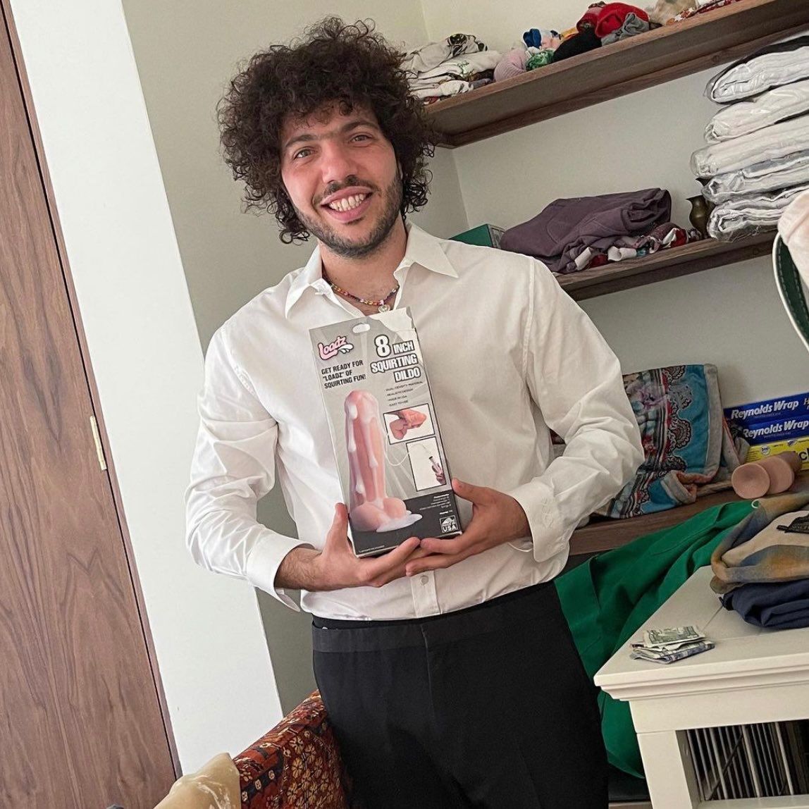 viktoriaatwork's tweet photo. Benny Blanco’s a total mess — doing drugs like it's no big deal. Not the kinda guy you want kids looking up to, seriously. Stay in your lane and keep away from influencing anyone. #PR #boyfriend #Selena #Gomez #Gay #relationships https://t.co/ZK49ntuZ4R
