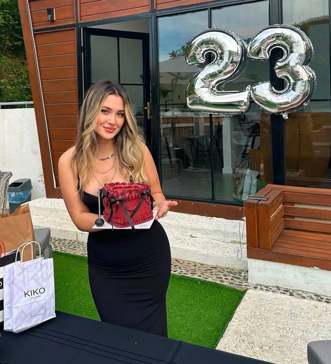 asli4766's tweet photo. Olduk 23 hayırlısı.🎂 https://t.co/9DP0zRsUQO