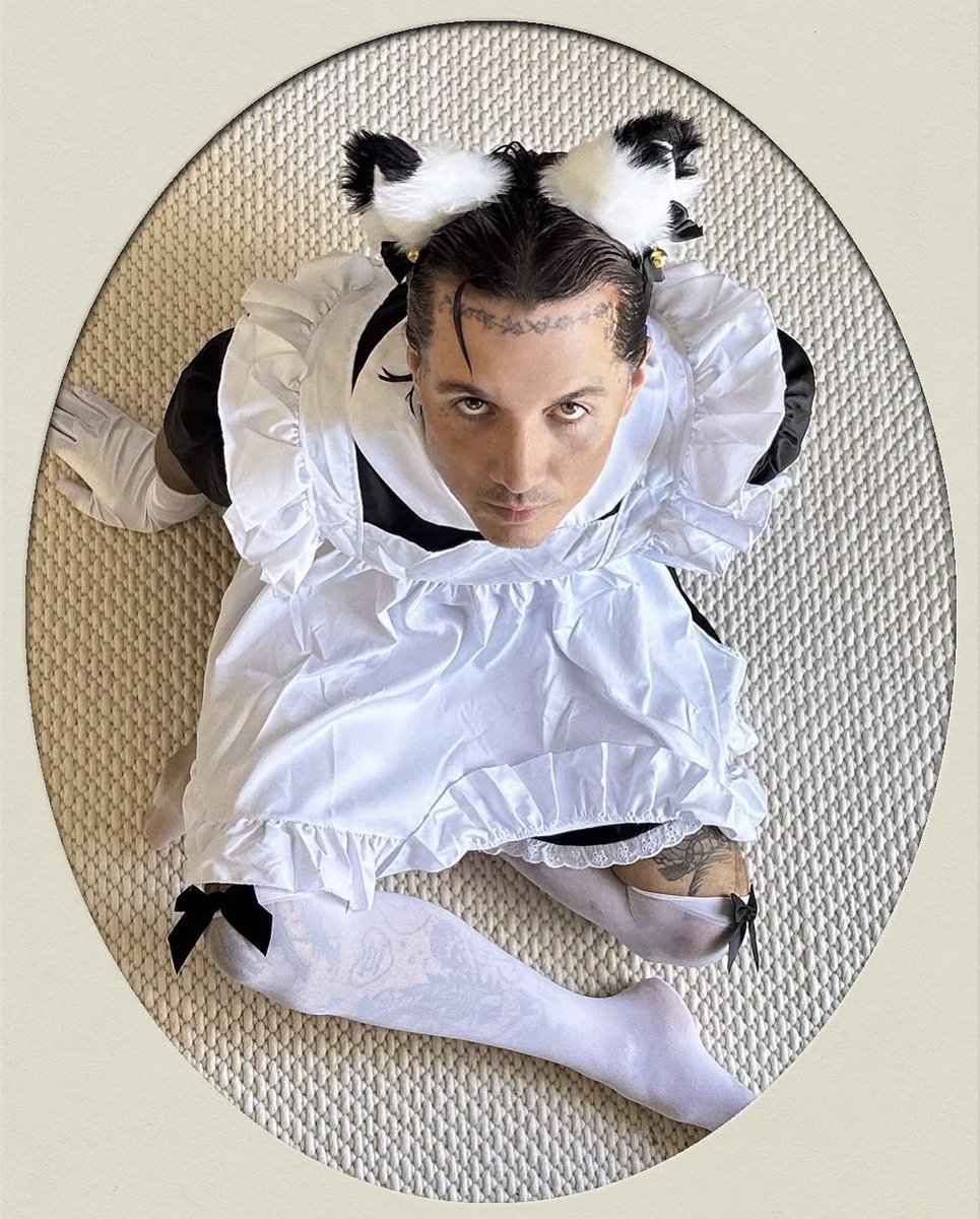 concreteevil's tweet photo. NOT BMTH DROPPING THE KITTEN OLI PLUSHIE https://t.co/CD1Ivs12YM