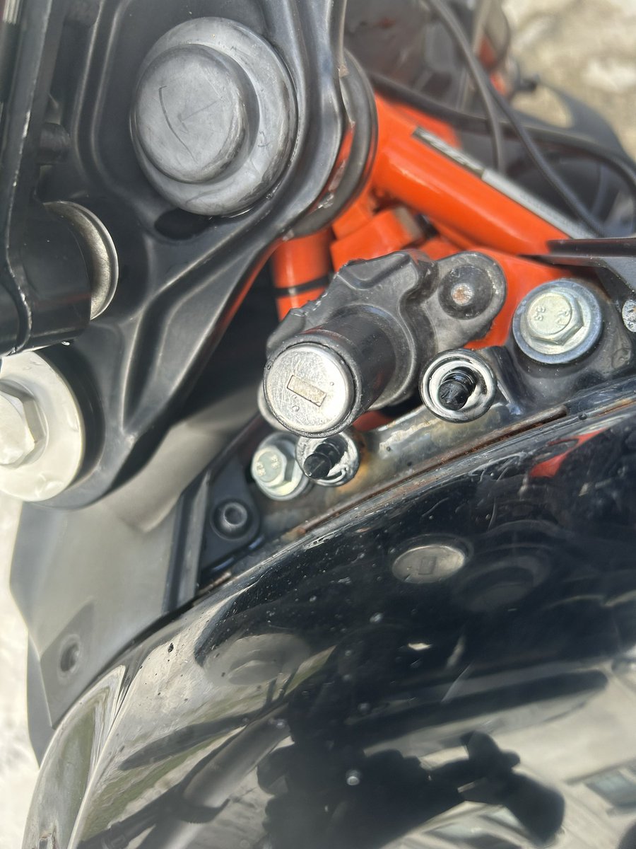 SAME_721's tweet photo. ハンドルロックぶっ壊されてるため車検通んないし交換するかでこれ...
さすがに盗難防止されているためナットの首ちょんぎられててﾀﾋ。 https://t.co/v5wcpcI2jU