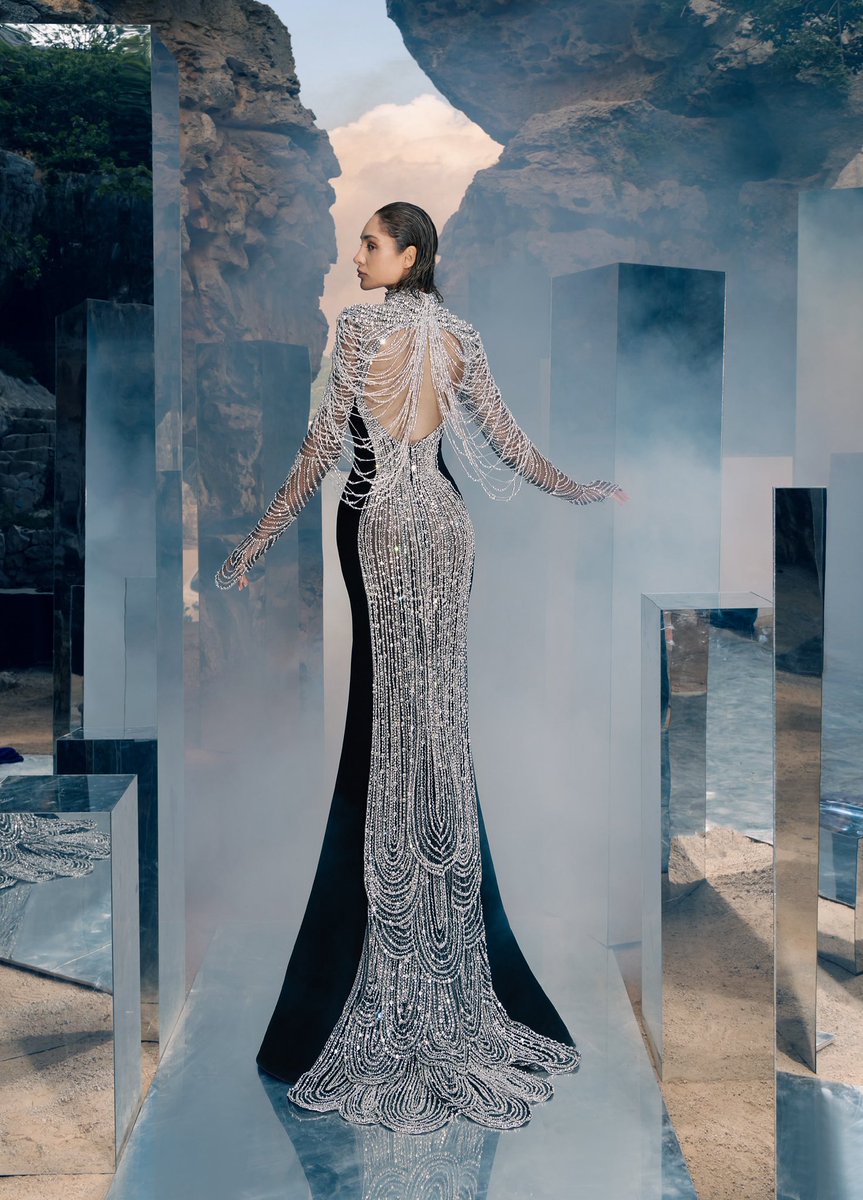 ZiadNakadWorld's tweet photo. From sweeping capes to cascading beadwork, every piece in «L’envol» turns movement into an effortless art form.
#ZiadNakad #Couture #FW27 https://t.co/5L5LNhvZB6