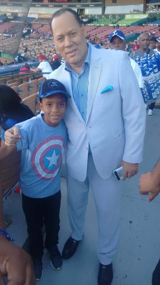 bcastro0275's tweet photo. @Elreydelaradio recuerdo que mi sobrino siempre recuerda. Uno de los narradores más popular de la pelota invernal. @Elreydelaradio y como tu dice " quítense del. Medio porque ahí viene ahí vienen los tigres del licey.@TigresdelLicey https://t.co/ps55vb0Man