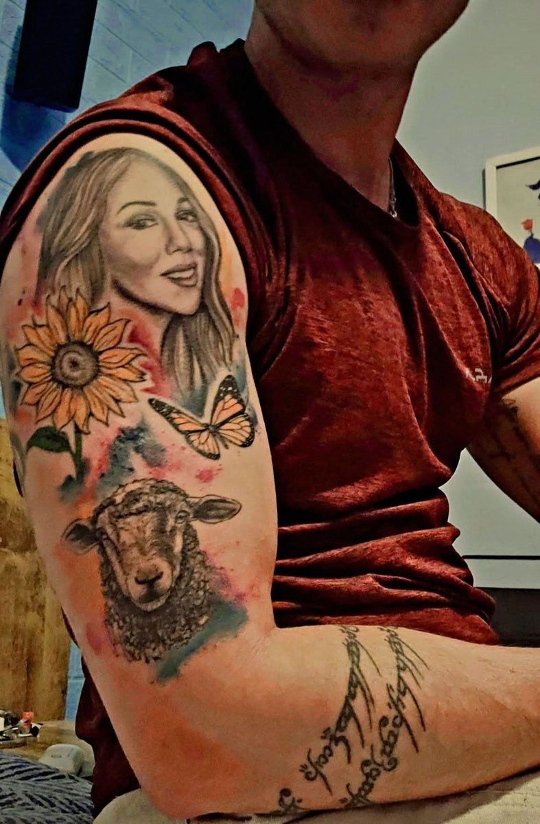 ainmeudeux's tweet photo. I’m gonna post this photo every day until Mariah Carey or someone from her team notices this little tribute. 🦋✨ #mariahcarey #mimi @MariahCarey https://t.co/zu0xlaDz33