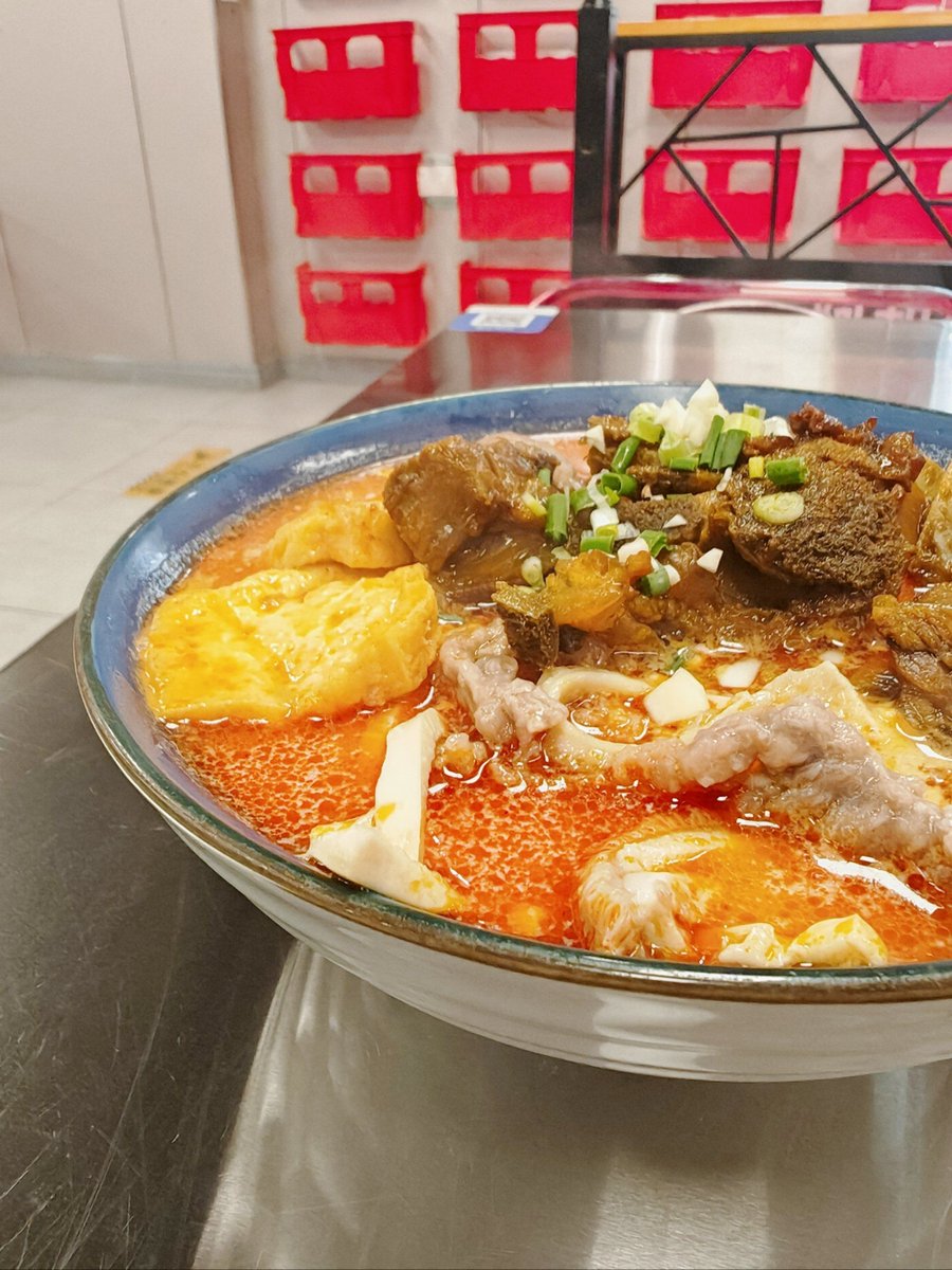 PressonJohn's tweet photo. Just discovered the coziest hole-in-the-wall noodle shop in downtown! Rich pork bone broth, hand-pulled noodles that hit the spot, and the owner’s warm smile. 10/10 for comfort food vibes https://t.co/5tHG8jUVZO
