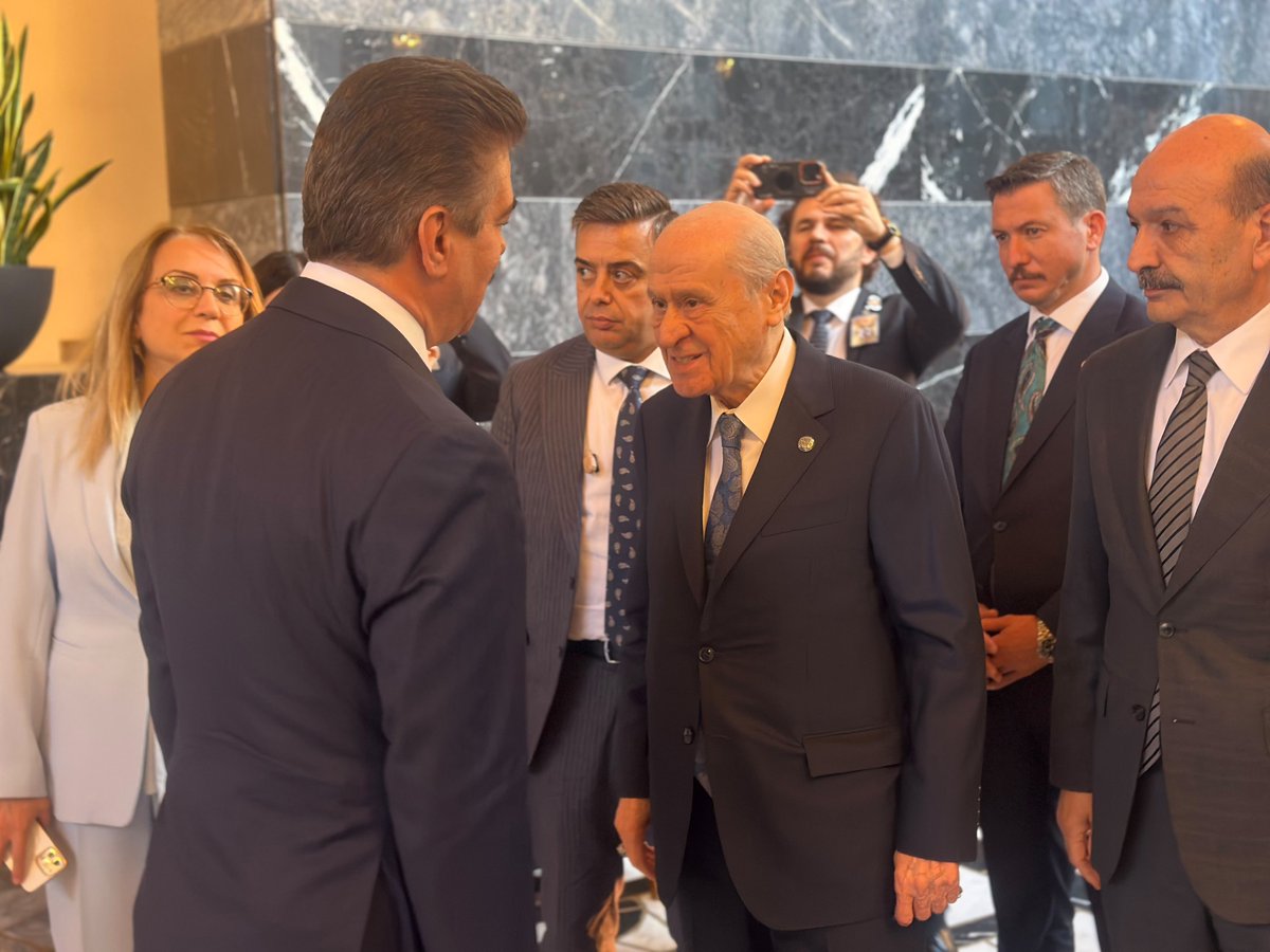 cuneytyuksel_'s tweet photo. TBMM Genel Kurulu’nda gerçekleştirilen Millî Dayanışma ve Toplumsal Bütünleşmenin Güçlendirilmesine Dair Kanun Teklifi görüşmeleri arasında Milliyetçi Hareket Partisi Genel Başkanı Sayın Devlet Bahçeli ile sohbet ettik. 

Sayın Genel Başkana nezaketleri, destekleri ve kıymetli değerlendirmeleri için teşekkür ediyorum. 

@dbdevletbahceli