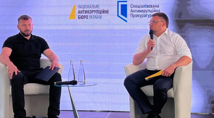 InvestigatorUa's tweet photo. Директор НАБУ Кривонос заявив, що за корупцією в оборонці можуть стояти високопосадовці.
Він повідомив, що зараз відбувається певна трансформація корупції: «У великих компаніях-постачальниках озброєння раптом можуть з’являтися впливові бенефіціарні власники. На підставі домовленостей чи якихось невідомих джерел серед них опиняються високопосадовці правоохоронних органів, парламенту чи інших державних органів».

Читати більше: https://t.co/OnlbxoIeMQ