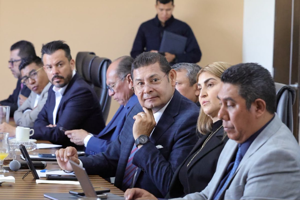 Gob_Puebla's tweet photo. 🕊️ El gobernador @armentapuebla_ encabezó la Mesa de Coordinación para la Construcción de la Paz y la Seguridad.

En seguimiento a la Estrategia Nacional de Seguridad encabezada por la presidenta @Claudiashein,  trabajamos de manera conjunta con @GobiernoMX, @SSPCMexico, @OHarfuch, @SEGOB_mx, @rosaicela_,   @SSPGobPue, @SEGOB_Puebla, @SEMAR_mx, @GN_MEXICO_, @Defensamx1, @FiscaliaPuebla, @FGRMexico, @idamis35 y el @PodJudPue.

¡Reforzamos la prevención de delitos y la protección de las y los poblanos!
#TransformarEnGrande #600Días #PorAmorAPuebla