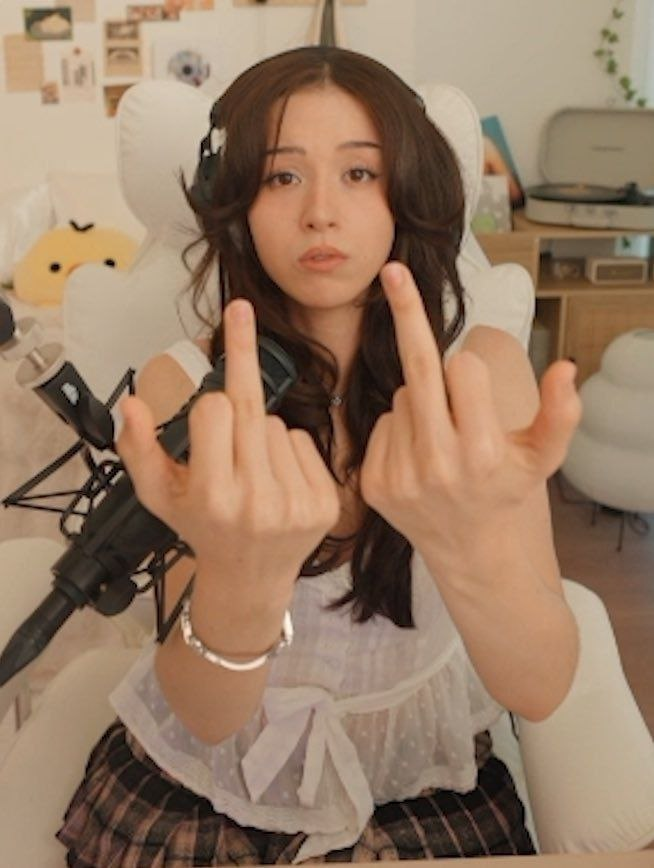 wallet__abuser's tweet photo. My 9-to-5 is draining your bank account ✨ https://t.co/9gKlUQKpVV