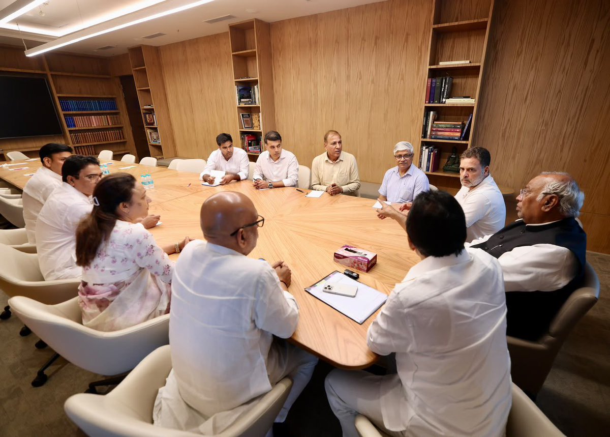 kashikirai's tweet photo. आज AICC मुख्यालय (इंदिरा भवन), नई दिल्ली में कांग्रेस अध्यक्ष श्री @kharge जी, जन-जन के नेता श्री @RahulGandhi जी,संगठन महासचिव श्री @kcvenugopalmp जी, उत्तर प्रदेश प्रभारी श्री @AdvRajendraPal जी और CLP लीडर श्रीमती @aradhanam7000 जी के मार्गदर्शन में आयोजित संगठनात्मक बैठक में सहभागिता की।

इस दौरान नवनियुक्त सचिव गण श्री @duttaabhishek जी, श्री @KunalChoudhary_ जी, श्री @JagdishJangidIN जी, श्री @Sanjeevaryamla जी, श्री @varunchoudhary जी एवं श्री @abdulhannanaicc जी से आत्मीय शिष्टाचार मुलाकात हुई। 

बैठक में उत्तर प्रदेश में संगठन को गतिशील बनाने, आगामी रणनीतियों को धार देने और जन-सरोकारों की लड़ाई को मुस्तैदी से लड़ने पर विस्तृत चर्चा संपन्न हुई।

सभी नवनियुक्त पदाधिकारियों को नई ज़िम्मेदारियों की हार्दिक बधाई व यशस्वी कार्यकाल की शुभकामनाएं! आपकी ऊर्जा और निष्ठा से यूपी में संगठन को एक नई दिशा और अभूतपूर्व मजबूती मिलेगी।