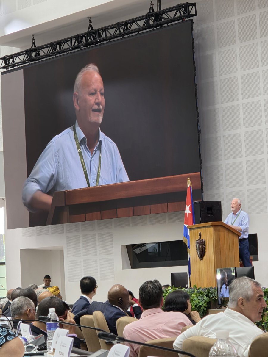 AbelPrieto11's tweet photo. En el Coloquio, Joâo Pedro Stédile evoca la obra internacionalista d Fidel y resalta su alerta s/el cambio climático.  "¡Es tarea d los movimientos populares defender la Natz p defender la vida!", subrayó. Propuso una consigna: ¡Yo también soy  cubano!
#CubaNoEstáSola https://t.co/K6Xz1n5zmY
