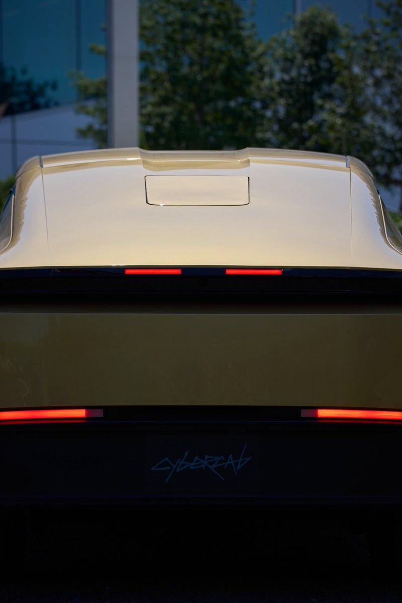 SawyerMerritt's tweet photo. There it is. Tesla has officially unveiled their new @Starlink dish integration on the Cybercab, complete with a gold cover and flush mounting.

She’s a beaut. https://t.co/3pazEwT2rZ