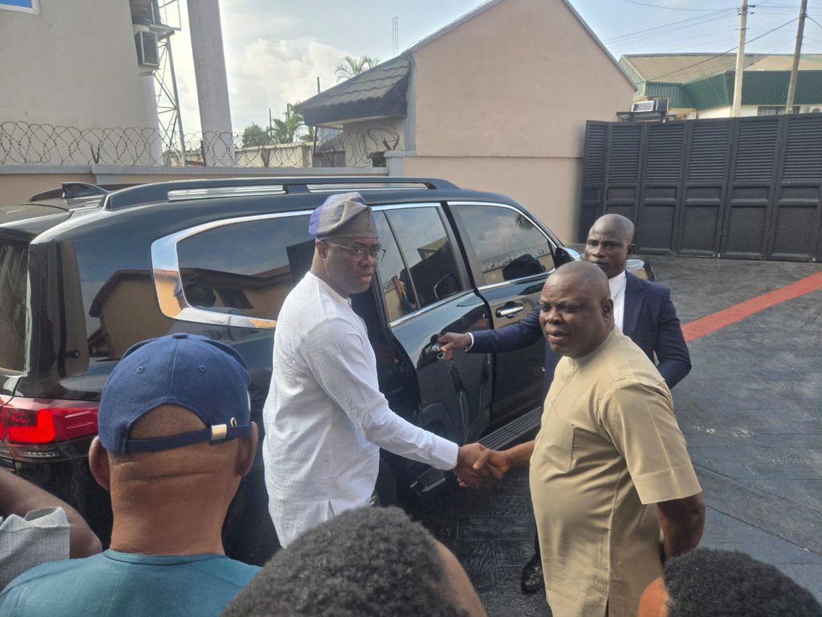 akinwasbab's tweet photo. Asiwaju John Adeniyi Farinto and Governor Seyi Makinde at Olive Chamber { The office of Asiwaju Farinto}. 

Iwajowa L.G is ready to work for @BAM_2027 . 
Oke-Ogun is ready to deliver for @adekanmbi_bimbo. https://t.co/GLxvCgboWT