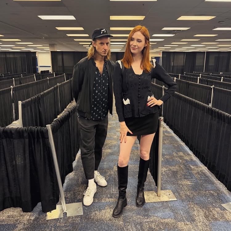 amysflwr's tweet photo. parents are reunited thank god https://t.co/MeQhzoE407