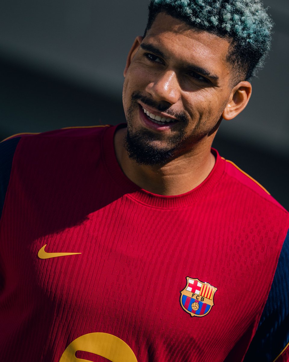 FCBarcelona_es's tweet photo. Ronald Araujo, cedido al Liverpool FC

El FC Barcelona y el Liverpool FC han acordado la cesión de Ronald Araujo hasta el 30 de junio de 2027.

¡Mucha suerte, Ronald! https://t.co/pxX9G6qU5Y