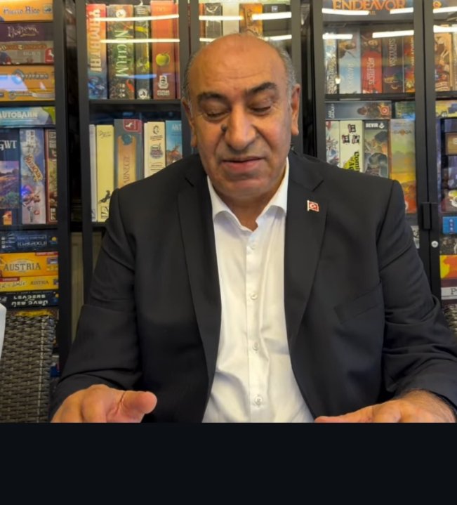 iyipartibeykoz's tweet photo. İYİ Parti olarak ilk günden beri açıkça söyledik: Terörle pazarlık yapılmaz. Teröristle müzakere edilmez. Devlet, terör örgütlerinin taleplerine göre şekillendirilmez. Türkiye Cumhuriyeti’nin geleceği, İmralı’dan gönderilen mesajlarla belirlenemez! Bugün “Terörsüz Türkiye” adı altında yürütülen sürecin geldiği nokta ortadadır. Kapalı kapılar ardında yürütülen görüşmeler, milletimizden saklanan hazırlıklar ve şimdi Türkiye Büyük Millet Meclisi’nin önüne getirilen sözde “Çerçeve Yasa”… İYİ Parti olarak biz, bu oyunu daha ilk gün gördük. Başından beri karşı duruşumuzu sürdürdük. Çünkü mesele Türkiye Cumhuriyeti Devleti’nin terör karşısındaki tavrını değiştirme girişimidir. Mesele, silahla ve kanla elde edilemeyenlerin siyaset masasında elde edilmesine kapı açmaktır. Mesele, şehitlerimizin emanetini, gazilerimizin onurunu ve Türk milletinin adalet duygusunu hiçe saymaktır. Mesele, Cumhuriyetimizin kuruluş iradesini ve Türkiye Cumhuriyeti’nin üniter yapısını tartışmaya açabilecek bir sürecin önünü açmaktır. Biz buna izin vermeyeceğiz! Buradan açıkça ilan ediyoruz: Türkiye Cumhuriyeti pazarlık konusu yapılamaz! Şehitlerimizin kanı üzerinden pazarlık yapılamaz. Gazilerimizin onuru üzerinden pazarlık yapılamaz. Millî egemenliğimiz üzerinden pazarlık yapılamaz. Üniter devlet yapımız üzerinden pazarlık yapılamaz. Türk milletinin geleceği, terör örgütlerinin taleplerine göre şekillendirilemez! Kimse bize “barış” diyerek teröristle müzakereyi kabul ettiremez. Kimse bize teröristin siyasi muhatap haline getirilmesini kabul ettiremez. Kimse bize “Terörsüz Türkiye” diyerek Cumhuriyetimizin temel değerlerinden taviz vermeyi kabul ettiremez.
Bizim tarafımız bellidir: Biz Türk milletinin tarafındayız. Biz Cumhuriyetin tarafındayız. Biz millî egemenliğin tarafındayız. Biz hukukun tarafındayız. Biz şehitlerimizin emanetinin tarafındayız. Biz gazilerimizin onurunun tarafındayız. Biz Türkiye Cumhuriyeti’nin bölünmez bütünlüğünün tarafındayız. Kimileri İmralı’yı siyasi muhatap kabul edebilir. Kimileri milletin karşısına çıkıp bütün bunları yeni isimlerle, yeni sloganlarla, yeni ambalajlarla sunabilir. Ama biz gerçeğin adını değiştirmeyeceğiz: Terörist, teröristtir. Silah, silahtır. Tehdit, tehdittir. Devlet de devlettir! Genel Başkanımız Sayın Müsavat Dervişoğlu’nun liderliğinde İYİ Parti olarak, ilk günden beri nerede durduysak bugün de oradayız! Buradan bütün teşkilatlarımızla, bütün kadrolarımızla ve bütün gücümüzle ilan ediyoruz: Türkiye Cumhuriyeti sahipsiz değildir! İYİ Parti buradadır! İYİ Parti milletinin yanındadır. İYİ Parti Cumhuriyetin nöbetindedir. Ne Cumhuriyetimizi pazarlık masasına bırakacağız ne Türkiye’nin geleceğini terör örgütlerinin taleplerine teslim edeceğiz!
Milletimizle birlikte bu mücadeleyi sonuna kadar sürdüreceğiz! Ve herkes şunu bilsin ki: İhanetin zaman aşımı yoktur!
@iyiparti 
@MDervisogluTR
@iyiparti_34 
@Yucel_Coskun 
@akiftasdemirtc