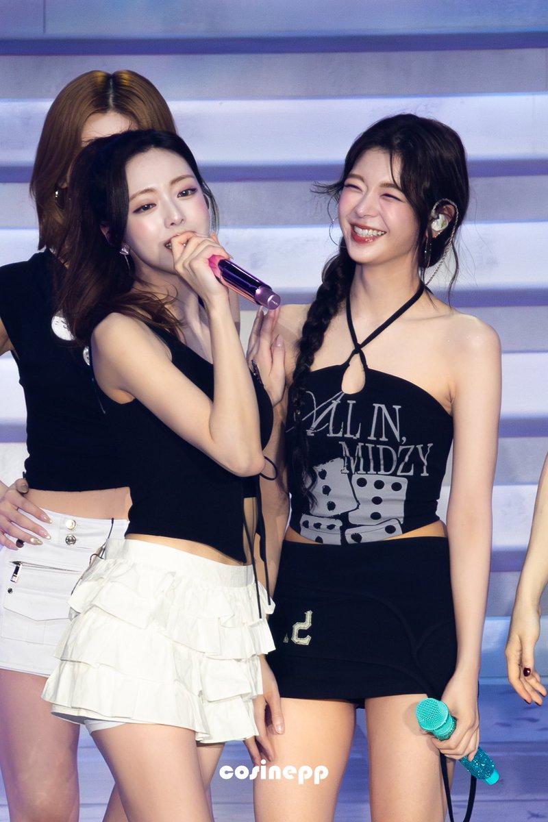 cosinepp's tweet photo. 260809
年下的手😋……感觉某人已被迷得神魂颠倒了
 #LIA #리아 #YUNA #유나 #궁합즈 https://t.co/UIS7iBMshg