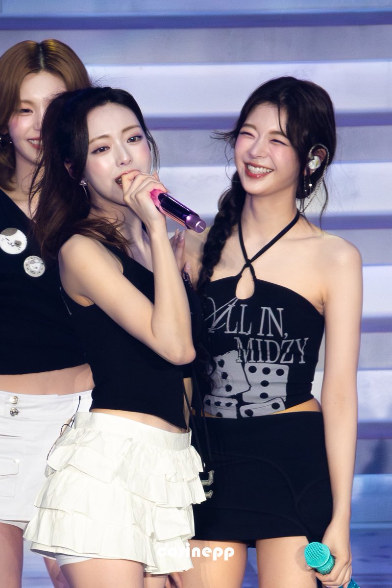 cosinepp's tweet photo. 260809
年下的手😋……感觉某人已被迷得神魂颠倒了
 #LIA #리아 #YUNA #유나 #궁합즈 https://t.co/UIS7iBMshg