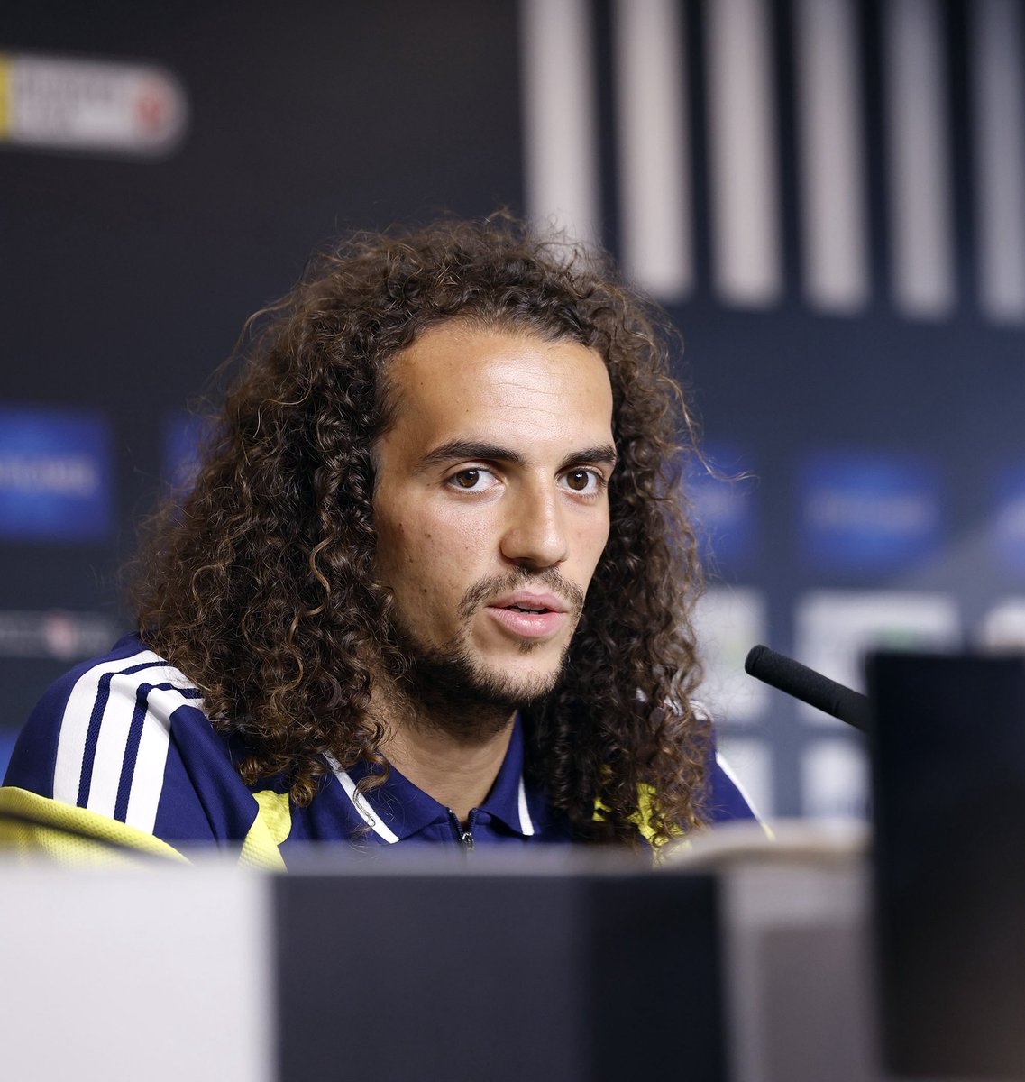 Fenerbahce's tweet photo. Teknik Direktörümüz İsmail Kartal ve futbolcumuz Matteo Guendouzi, yarın akşam Sturm Graz ile oynayacağımız UEFA Şampiyonlar Ligi 3. ön eleme turu rövanş maçı öncesi açıklamalarda bulundu.

🔗 https://t.co/bQ10fW71ZS https://t.co/4LCKUpkAeM